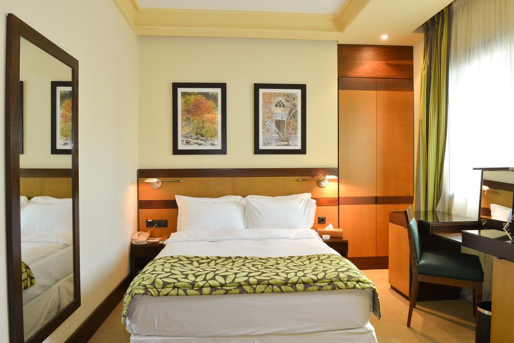 Coral Beirut Al Hamra Hotel Екстер'єр фото